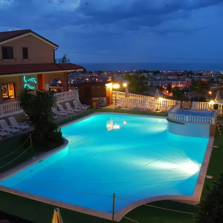 Дом отдыха With Pool Near The Sea