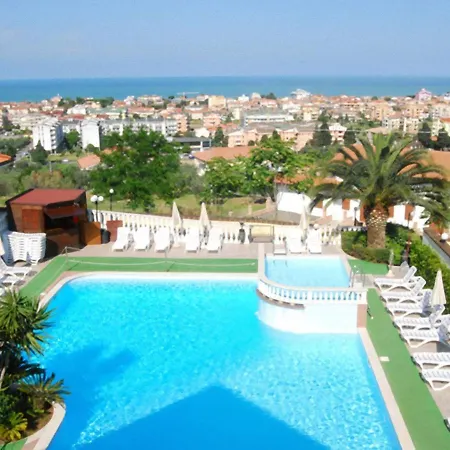 Дом отдыха With Pool Near The Sea *
