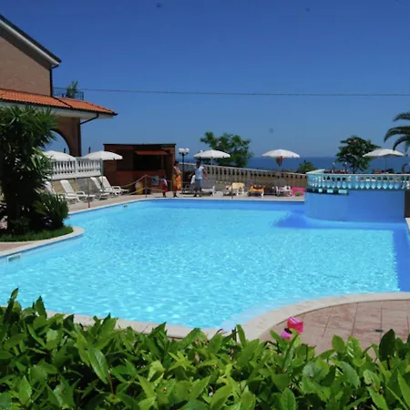 Дом отдыха With Pool Near The Sea Торторето